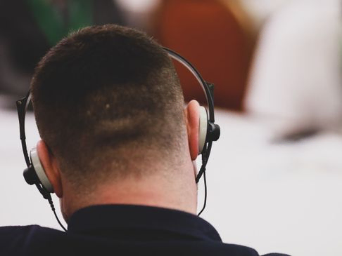 hombre con auriculares